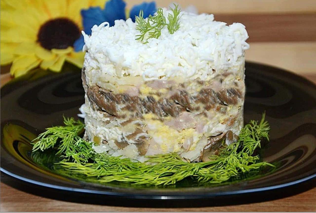 Готовим очень вкусный салат «Невеста» с копченой курицей