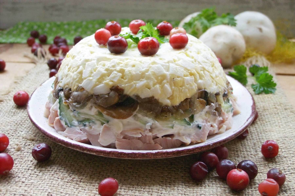Варианты приготовления салата с грибами и копченой курицей