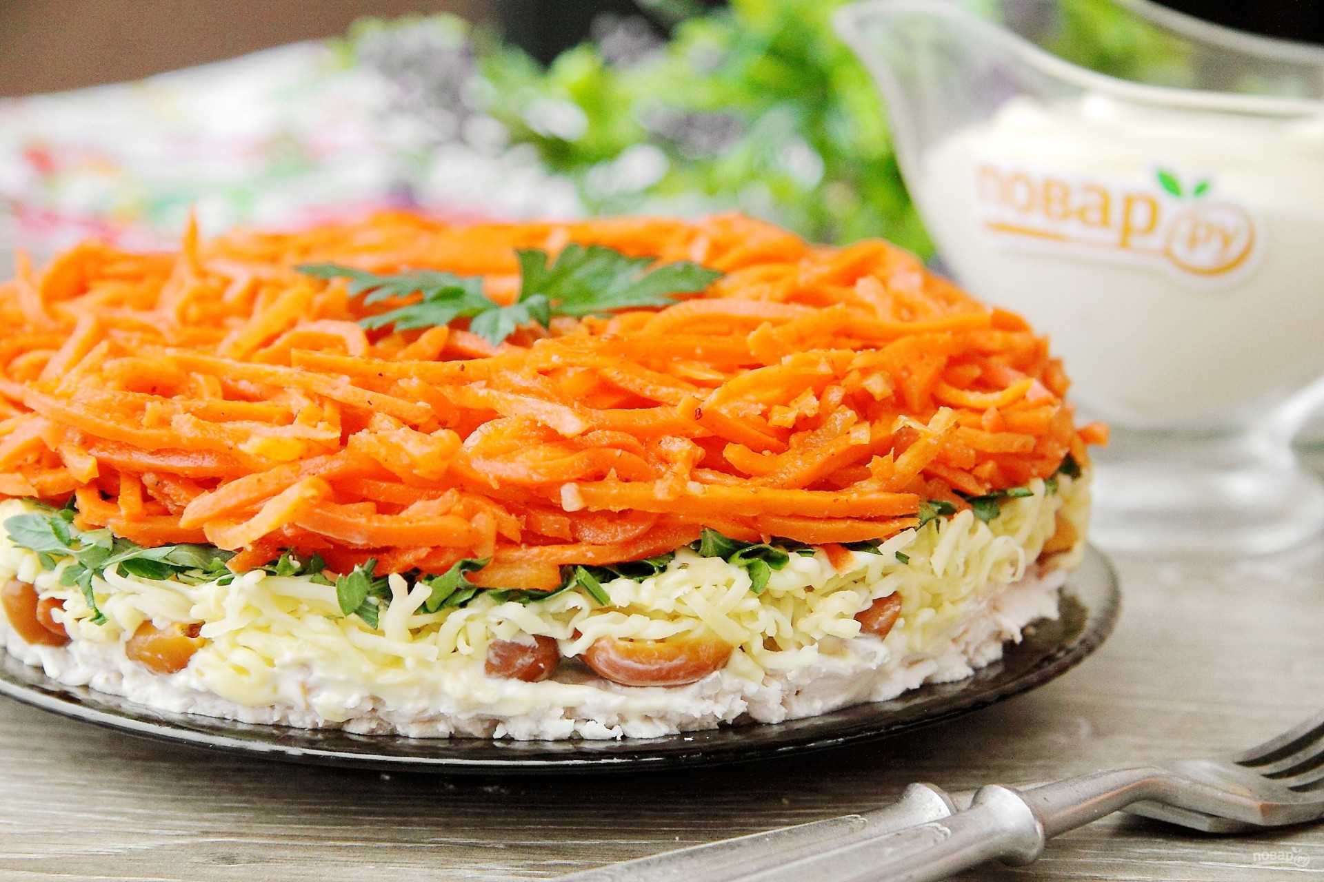 Салат с копченой курицей, корейской морковкой и грибами фото