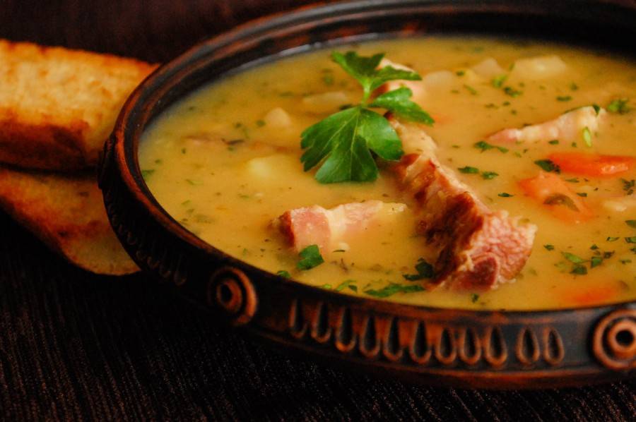 Гороховый суп с копчеными ребрышками – сытный и вкусный обед