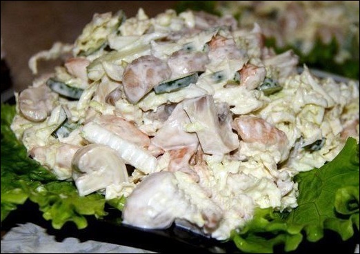 Салат с пекинской капустой, грибами и копченой курицей