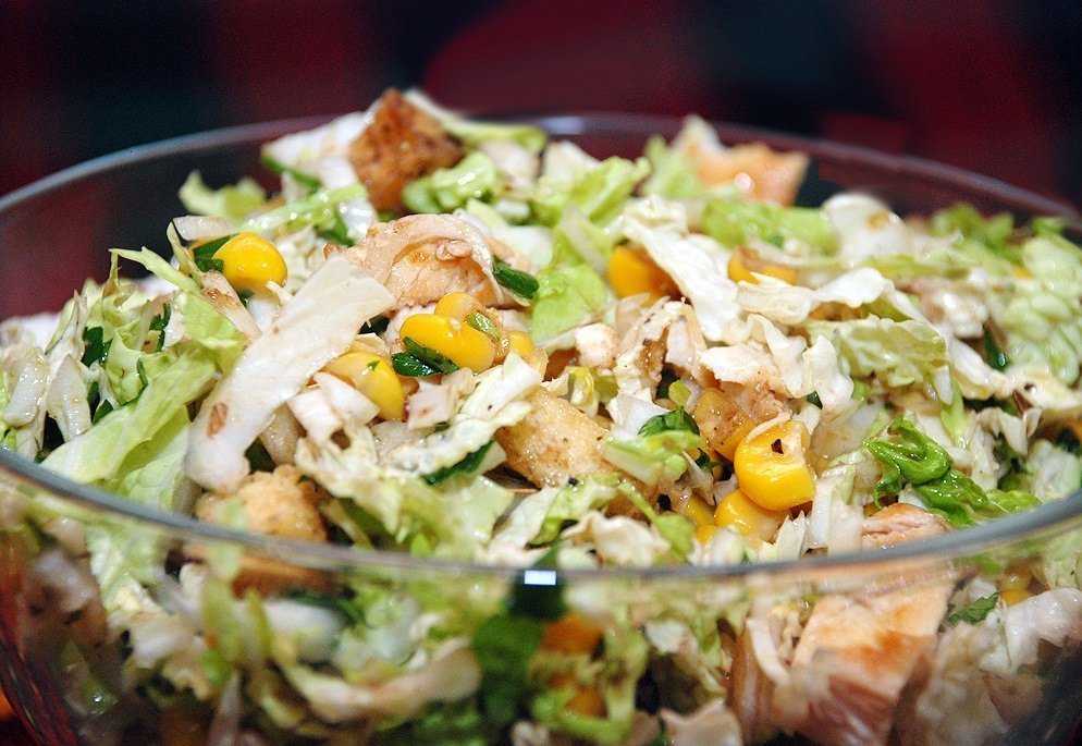 Вкусные рецепты салатов с пекинской капустой и копченой курицей