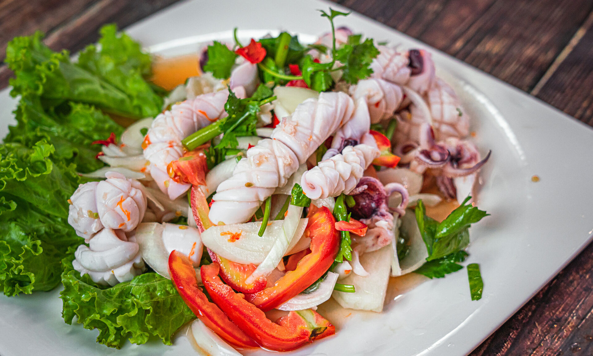 Рецепты приготовления салатов с копченым кальмаром