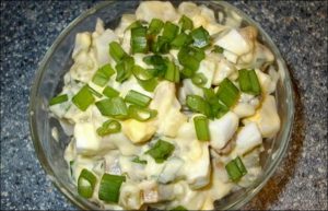 Вкусный салат с копченым кальмаром