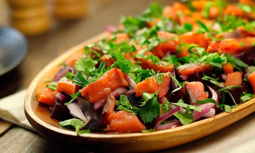 Салат с копченой горбушей – изысканные праздничные блюда