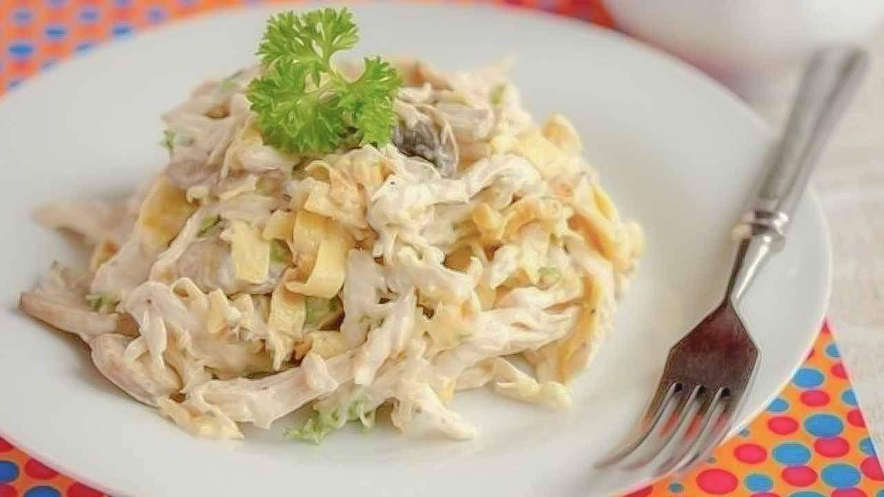 Салат с копченой курицей и блинчиками